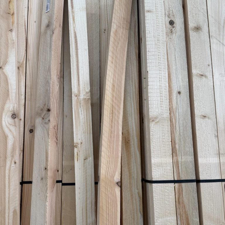 Achte beim Holzkauf darauf, dass deine Balken gerade gesägt sind und sie sich nicht verformt haben