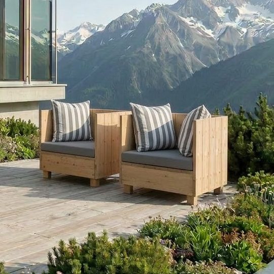 Zwei DIY outdoor-lounge.com Sessel PALISADES mit Polstern auf einer Terrasse in den Alpen