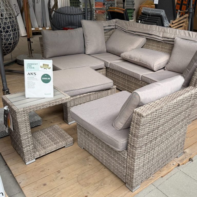 "Plastikrattan" ist ein Oxymoron, die Bedeutungen der Worthälften widersprechen sich. Ähnlich wie bei "schöner Plastiklounge" - Gemein, gell