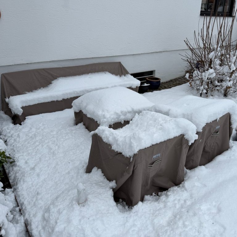 Die Abdeckplane schützt die Gartenmöbel vor Schnee und anderen Witterungseinflüssen