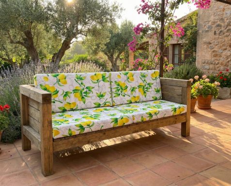 Das DIY outdoor-lounge-Modell TUSCANY mit Polstern im Zitronenmuster als Dekobeispiel