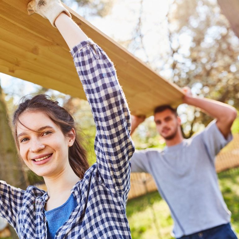 Anne und Paul bei ihrem ersten Projekt mit den Schritt-für-Schritt-Anleitungen für Outdoor-Möbel von outdoor-lounge.com