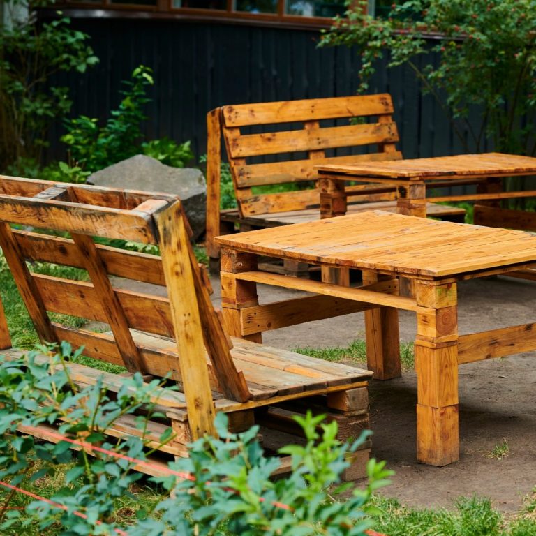 Palettenlounges sind die günstigste Alternative für Outdoor-Möbel. Für etwas mehr Geld kannst du dir eine Designe-Lounge bauen