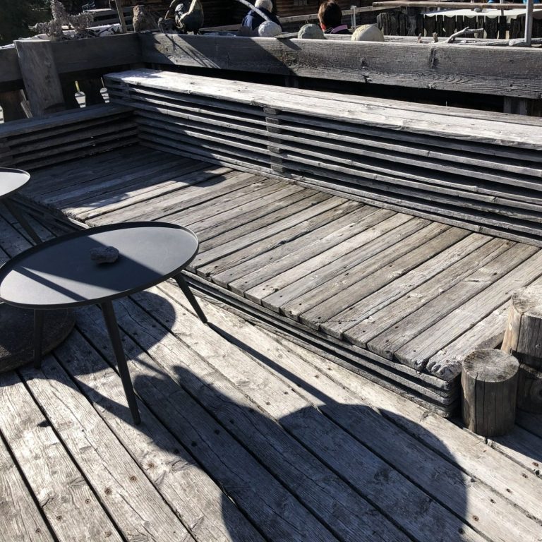 Wie wunderbar diese verwitterte Konstruktion aussieht. Dieses Möbel steht seit Jahren im Freien und altert in Würde