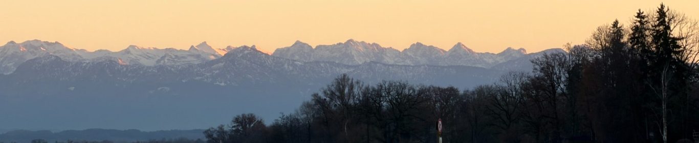 Blick über den Ammersee in Richtung Süden auf die Alpen. Sonnenuntergang im Winter über den Alpen. Blick vom Ammersee in Richtung Süden