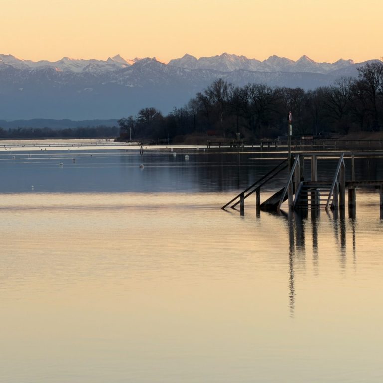 Der Ammersee mit den Alpen im Hintergrund Der Ammersee im Fünf-Seen-Land 45 Minuten südwestlich von München ist immer eine Reise wert - Winter wie Sommer