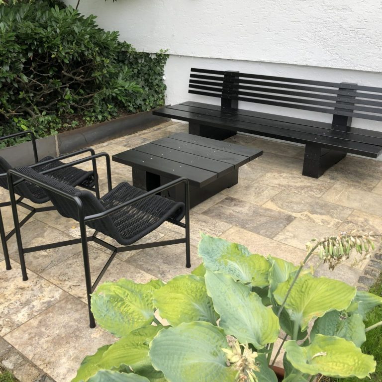 Das Outdoor Lounge Modell KYOTO in schwarz auf einer Terrasse aus Silbertravertin.