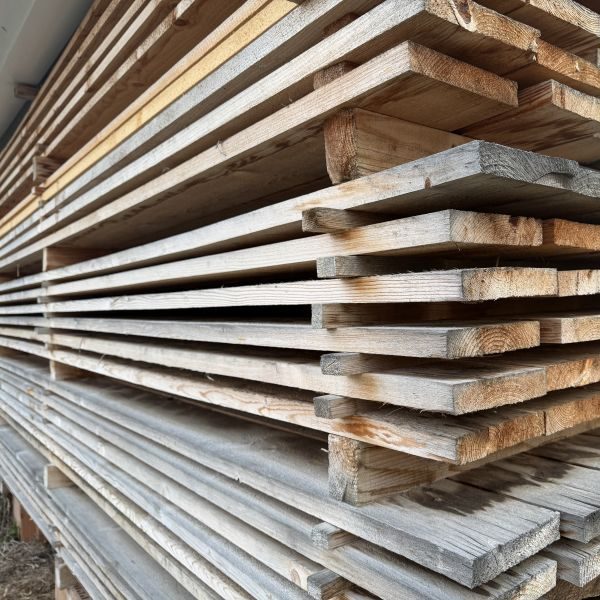 Aus einem Holzstapel kann vieles entstehen. Zum Beispiel kannst du dir selbst eine Lounge mit den Anleitungen von outdoor-lounge.com bauen